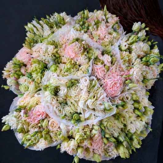 Эустома кустовая охапкой